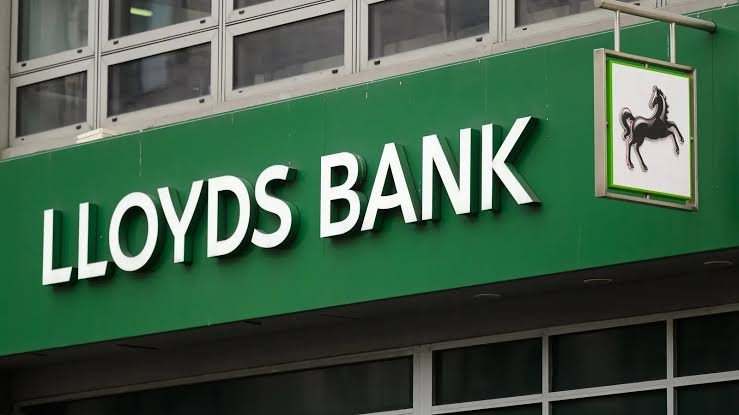 Lloyds Banking Group to hire 300 tech experts for AI push Lloyds Banking Group to hire 300 tech experts for AI push