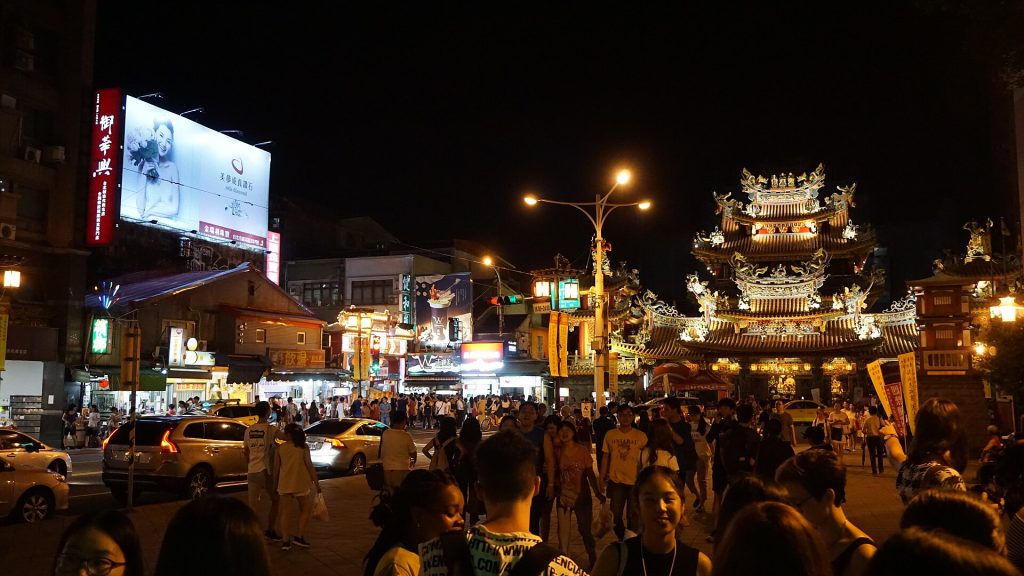 DBS PayLah! Opens QR Payments at More Than 250,000 Taiwan Merchants Raohe Street Night Market and Songshan Ciyou Temple in Taipei at night