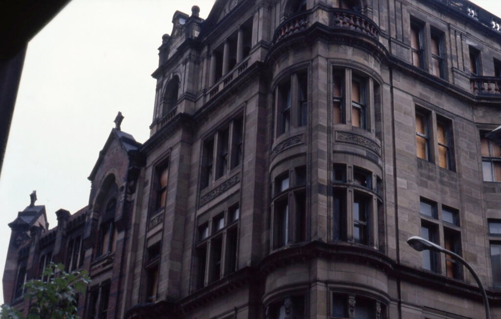 Annexe de la Sun Life, 268, rue Notre-Dame Ouest, Montréal angle nord-ouest rue Notre-Dame et Saint-Alexis et façade nord, parties hautes, a
